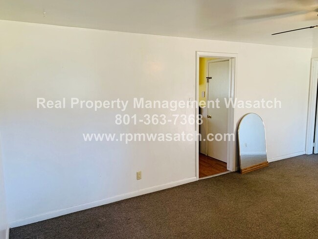 Building Photo - Check out This 2 Bedroom 1 Bathroom Salt L...
