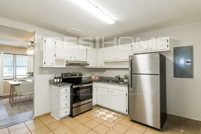 Building Photo - 8154 Huntington Dr