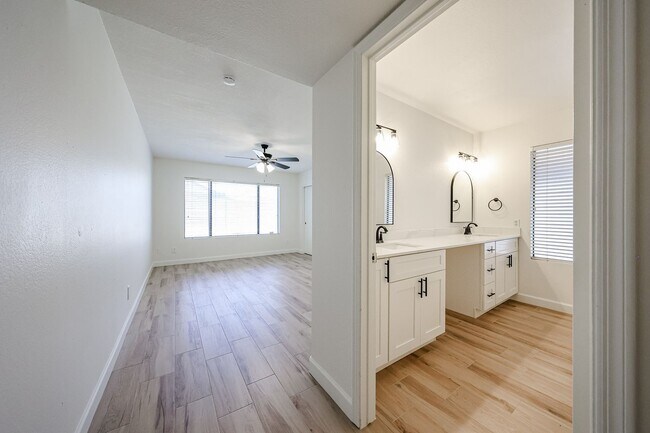 Building Photo - Beautifully renovated 3 bedroom 2 bathroom...