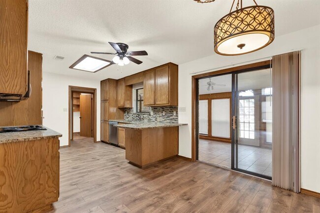 Building Photo - 850 Mission Hills Dr