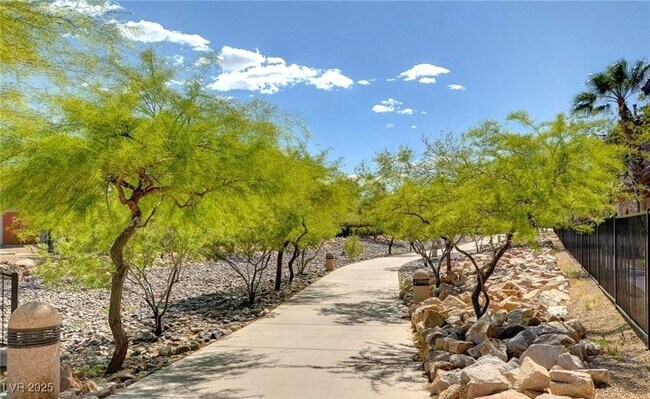 Building Photo - 7701 W Robindale Rd