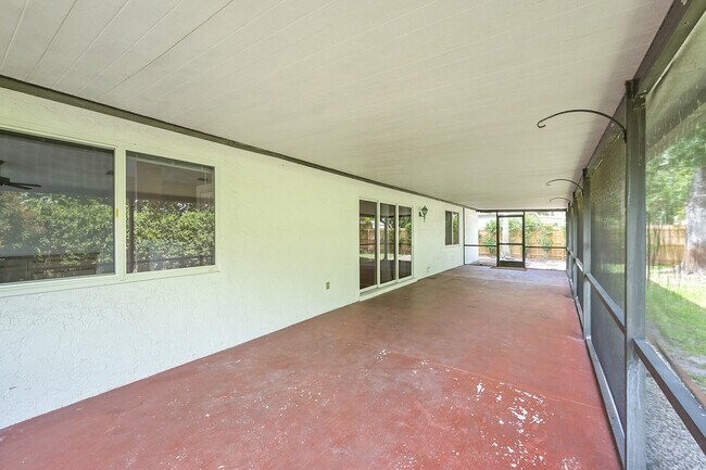 Building Photo - 1800 Primrose Ln