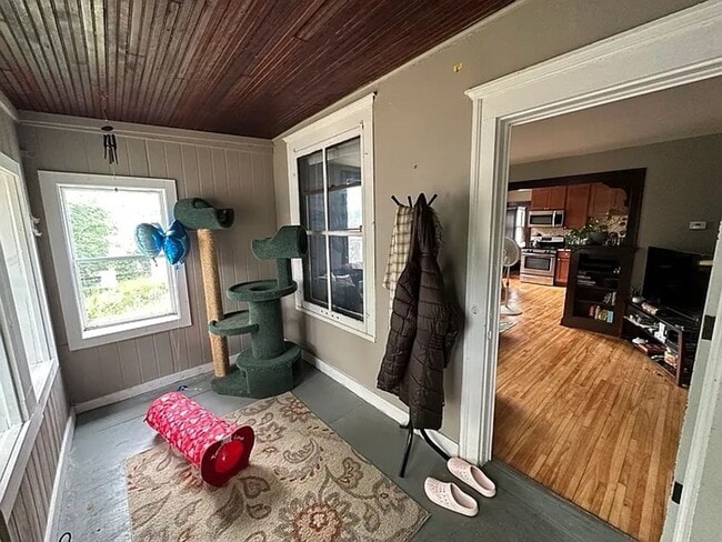 Building Photo - Charming 3 Bedroom with Sundeck!!!