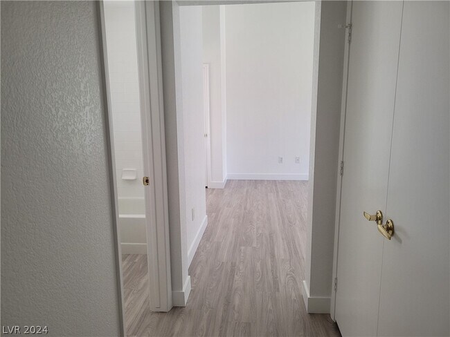 Building Photo - 9605 Sundial Dr