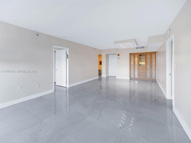 Building Photo - 20505 E Country Club Dr