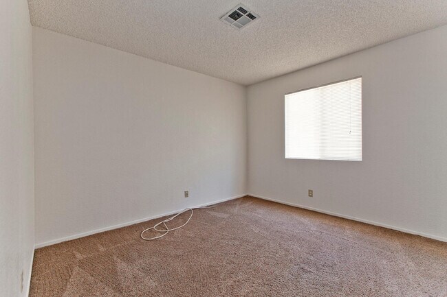Building Photo - 1ST FLOOR CONDO CLOSE TO SUMMERLIN