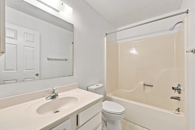 Building Photo - 322 Whispering Oaks Dr