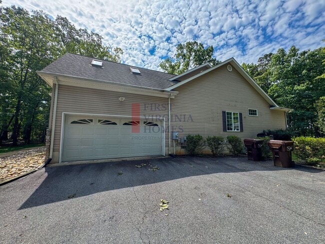 Building Photo - 25 Fleetwood Dr
