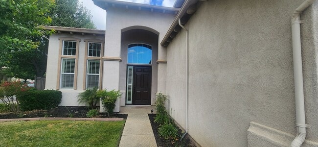 Building Photo - 5 Bedroom Home Behind the Gate of Wisteria Place
