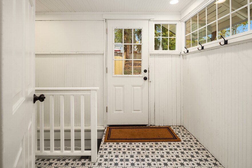 Building Photo - 10425 Des Moines Memorial Dr S