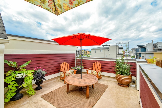 Building Photo - 803 Heschel St