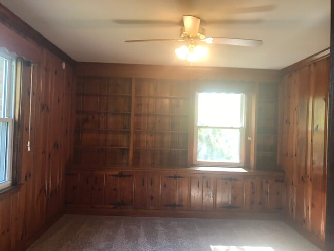 Building Photo - 3 Bedroom Pet Friendly Home For Rent!