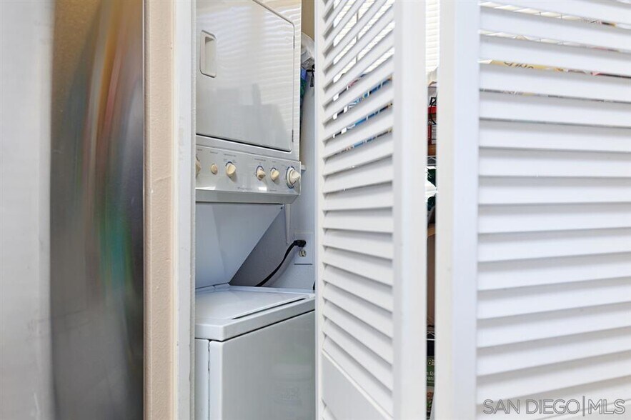 Stacked washer/dryer - 4380 Temecula St