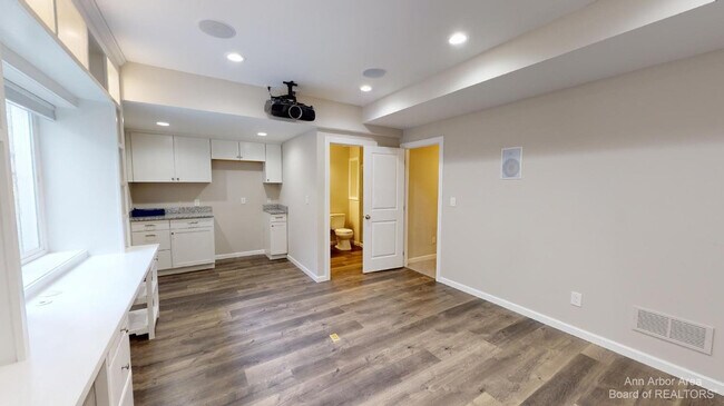 Building Photo - 2794 Ashcombe Dr.