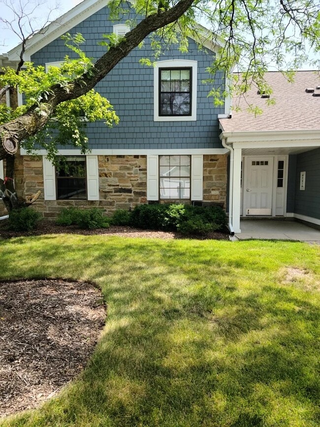 Building Photo - 221 Hawthorne Ct