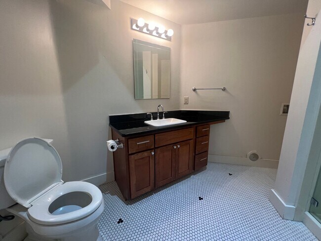 Building Photo - One Bedroom, One bath Apartment in Downtown Ashland | Available Now