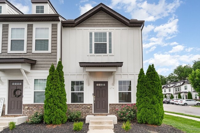 Building Photo - 2 Bed 2.5 bath Bellevue townhome 1,152 SqFt