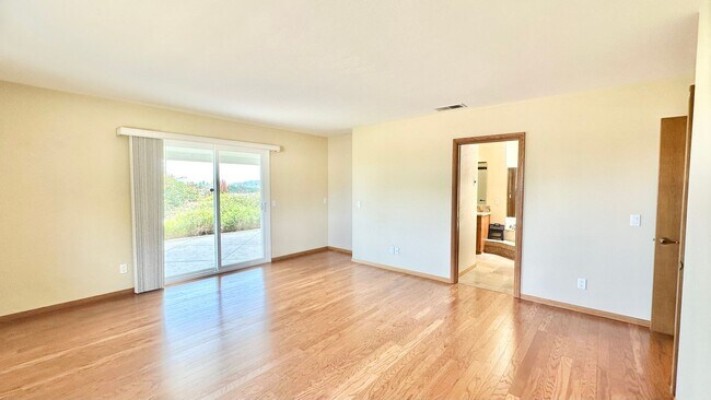 Building Photo - Amazing Location & Sprawling Country Livin...