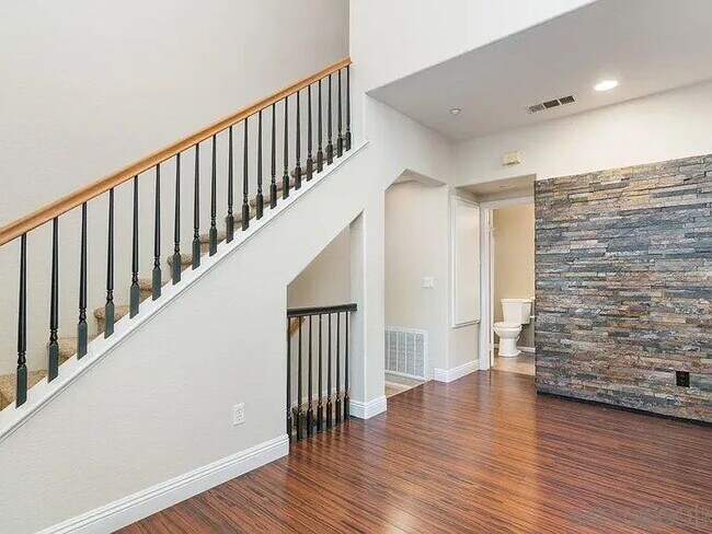 Building Photo - Don't miss out!  This beautiful spacious condo offers open floor plan, lot's of natural light, pr...