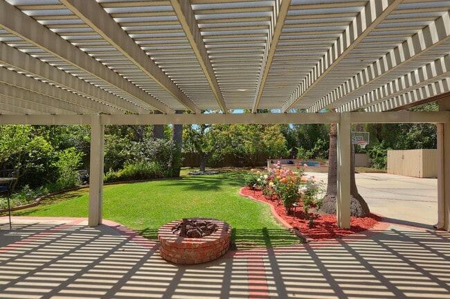 Building Photo - 605 Brightside Ln