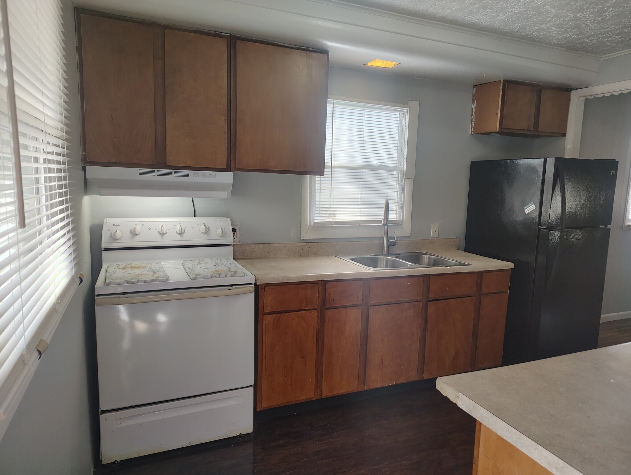 Building Photo - 1936 Shaftesbury Rd