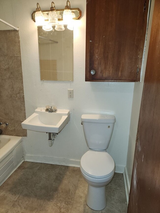 Building Photo - 1-bedroom 1 bath Ground Level Apartment