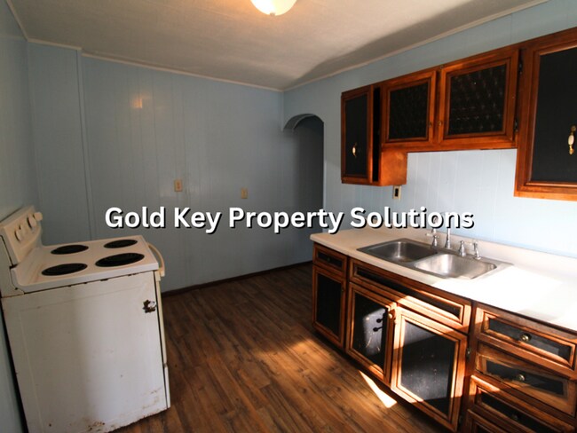 Building Photo - COMING SOON! Cute 1 BR Duplex with Dining ...