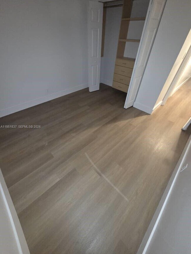 Building Photo - 1125 NE 16th Pl