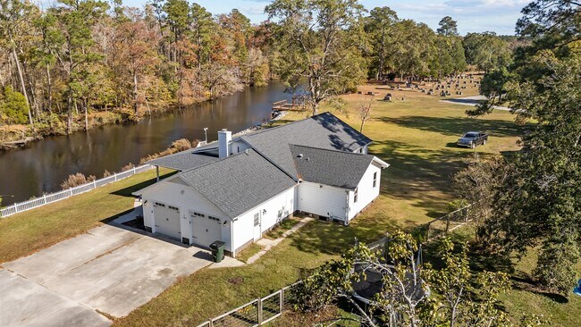 Building Photo - 105 3rd St