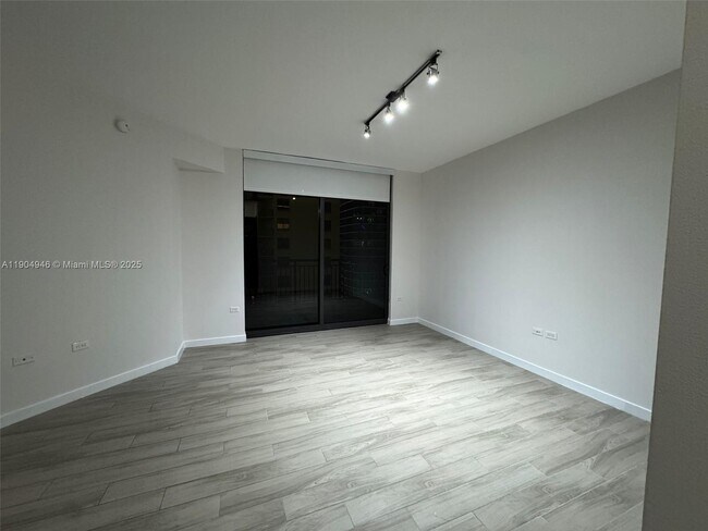 Building Photo - 999 SW 1st Ave