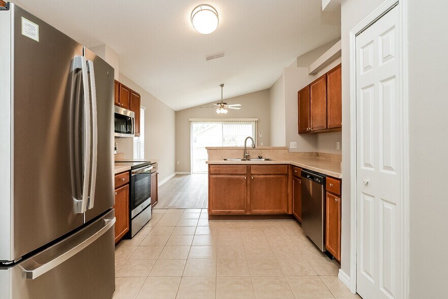 Building Photo - 303 Riunite Cir