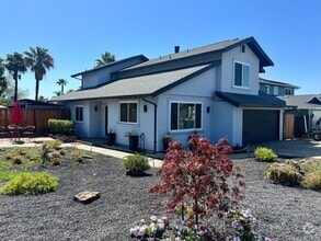 Building Photo - Living on the Lake