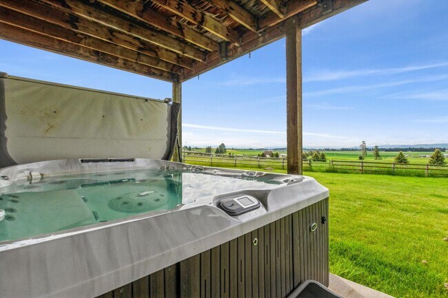 Building Photo - 5-bedroom, 3-bathroom furnished home in Kalispell, Montana!