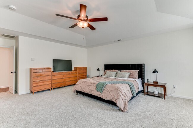 Building Photo - Two Story home in Quaker Knoll! Ready now !