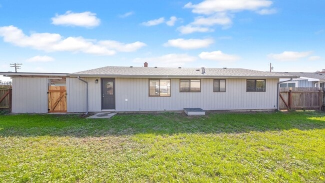 Building Photo - 3 Bed 1 Bath - Remodeled - Pet per Approva...
