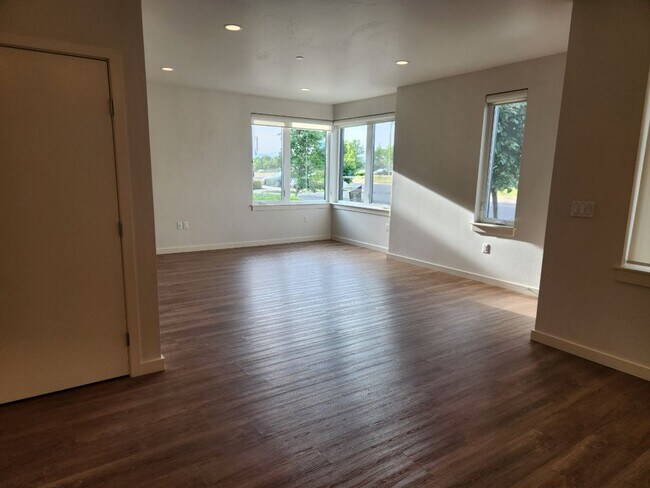 Building Photo - Ground Floor, Corner Unit 2 Bed/2 Bath Flat - This is a specially designed ADA Unit