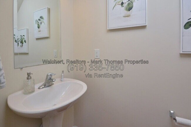 Building Photo - 100 Stratford Lakes Dr