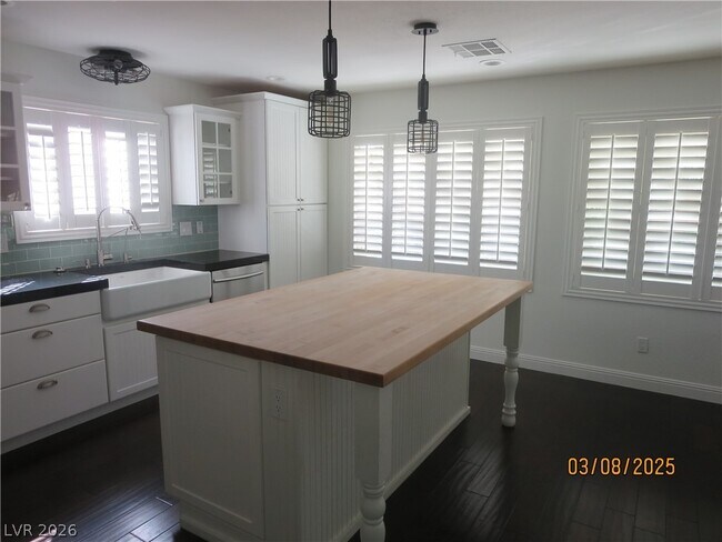 Building Photo - 499 Holly Hunt St