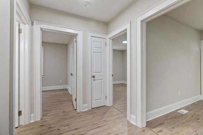 Building Photo - 207 Windsor Dr