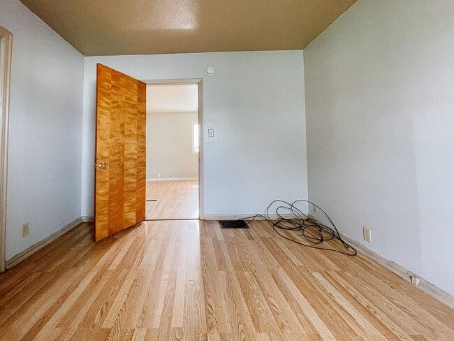 Building Photo - Enclosed Porch