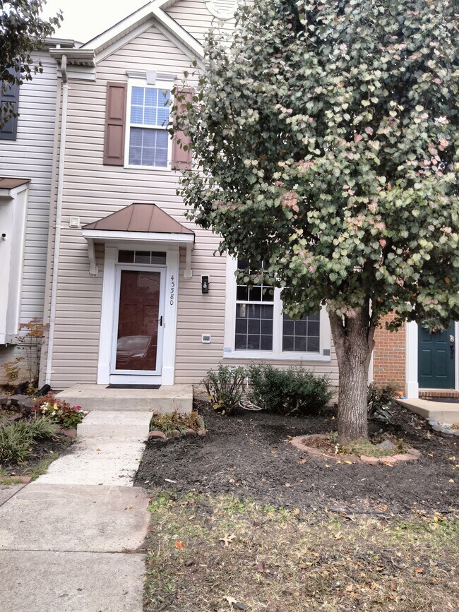 Primary Photo - 45580 Grand Central Sq