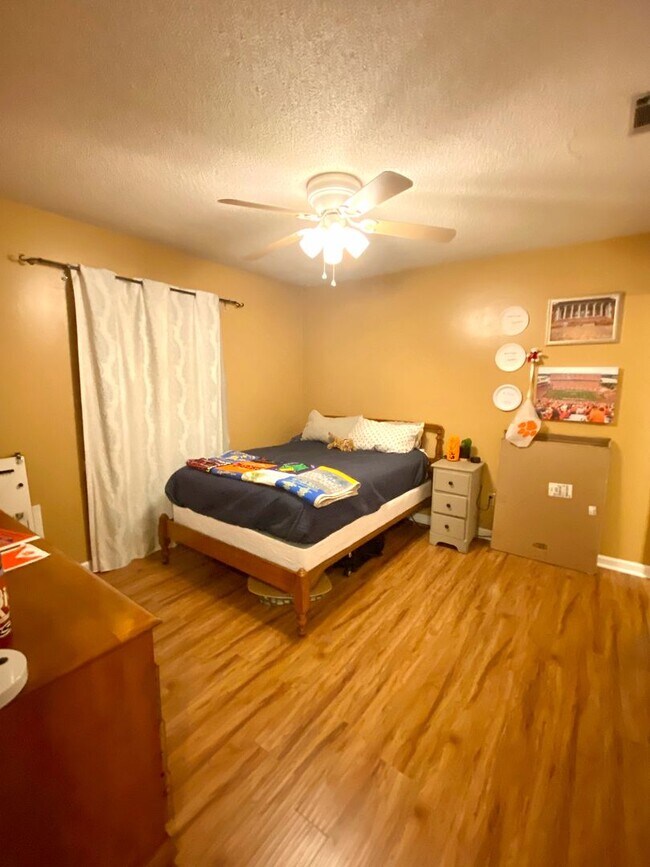 Building Photo - 2 Bedroom, 2 Bathroom Apartment in Cedarwood