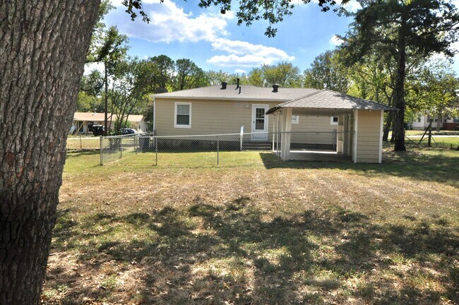 Building Photo - FOR LEASE! Newly Remodeled 2 BR - 1 BA - 1...