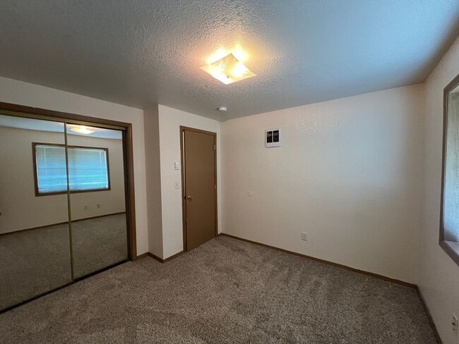 Building Photo - 123 Green Ln