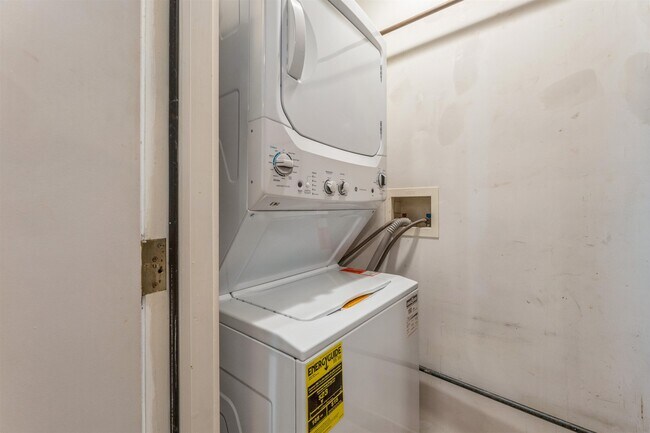 Building Photo - 1100 Clinton St