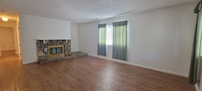Building Photo - 2 Bedroom Condo Near Sacramento River Trail