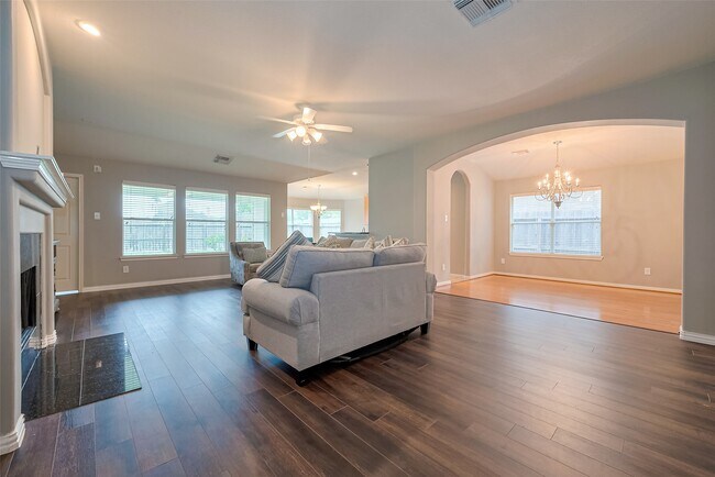 Building Photo - 1007 Casting Springs Way