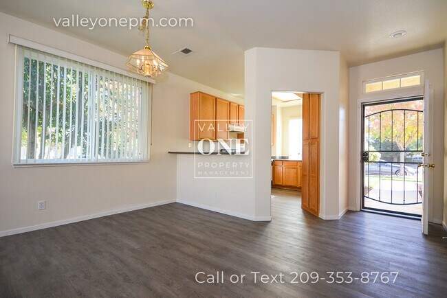 Building Photo - Well-Maintained Single Story Home in Desir...