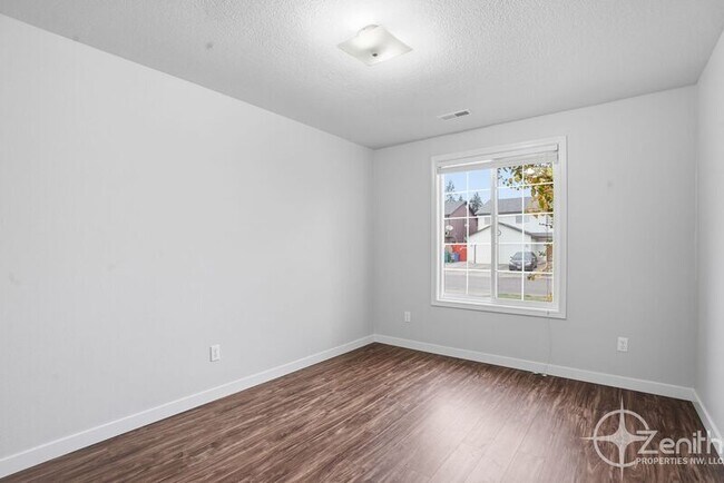 Building Photo - 15605 NE 92nd St