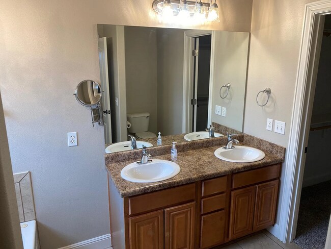 Building Photo - Available August 1st! Recently Updated 3-B...